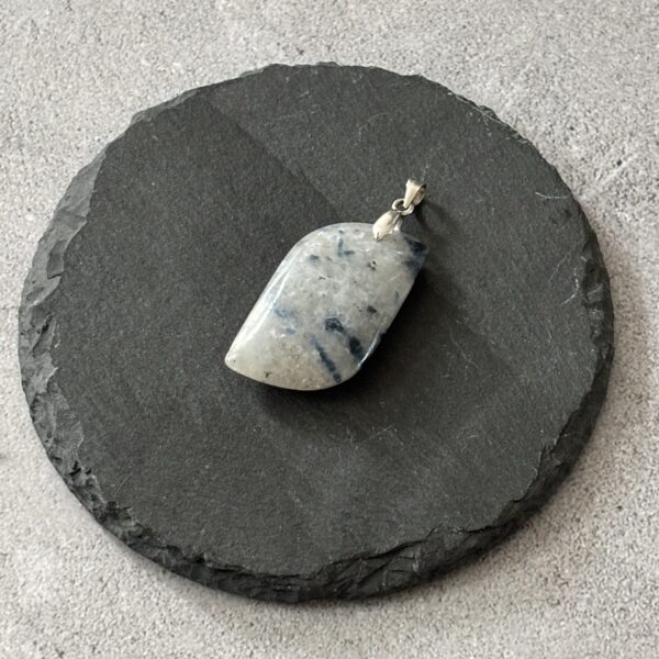 Bijou jaspe K2 en pendentif favorisant clarté mentale et sérénité