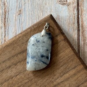 Bijou pendentif jaspe K2 avec azurite bleu sur fond blanc