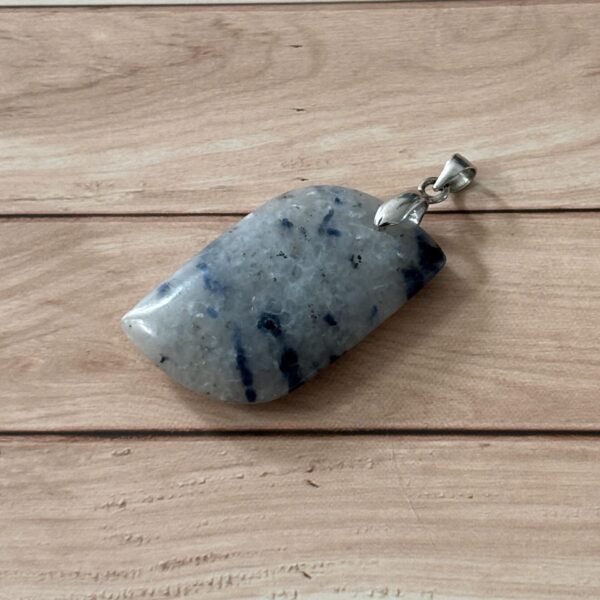 Pendentif pierre jaspe K2 bleue et blanche pour style et énergie