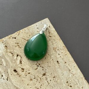 Bijou pendentif jade en forme de goutte favorisant équilibre et sérénité
