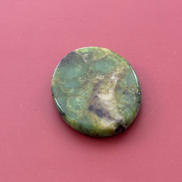 Galet chrysoprase naturel – pierre de poche apaisante pour confiance, sérénité et énergie positive