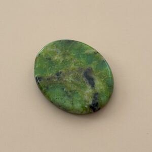 Chrysoprase galet plat – pierre verte de guérison émotionnelle et bien-être en lithothérapie