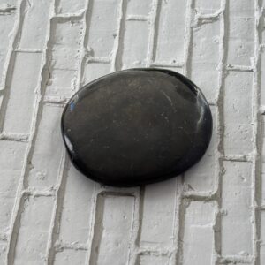 Galet plat shungite naturel – pierre de poche protectrice contre les ondes électromagnétiques et énergies négatives