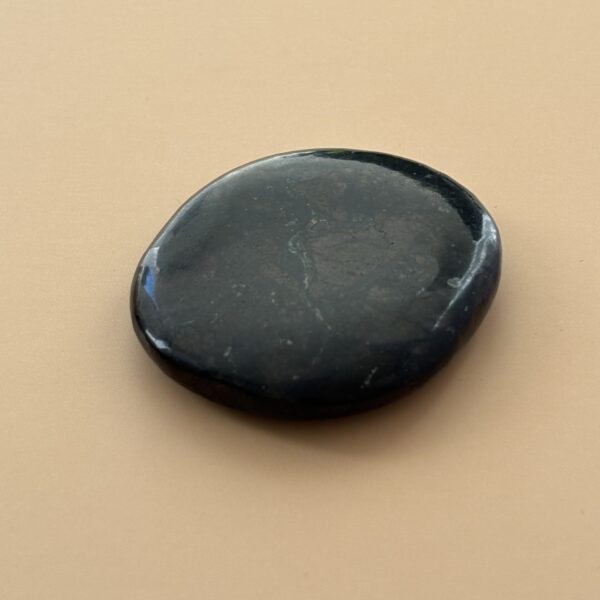 Shungite galet plat – pierre de purification, ancrage et bien-être pour méditation et protection