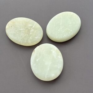 Jade de Chine galet plat – pierre apaisante pour méditation, bien-être et protection