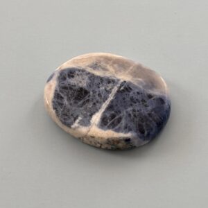 Sodalite galet plat naturel – pierre apaisante pour concentration, intuition et équilibre intérieur