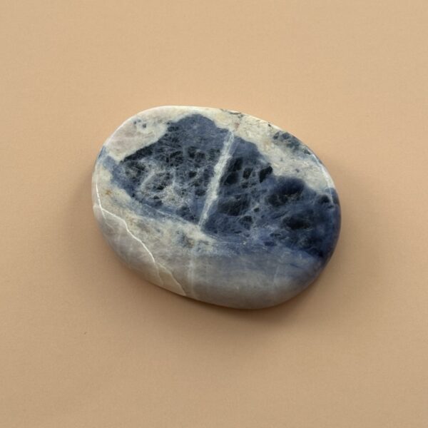 Galet plat sodalite – pierre de poche pour méditation, clarté mentale et sérénité émotionnelle
