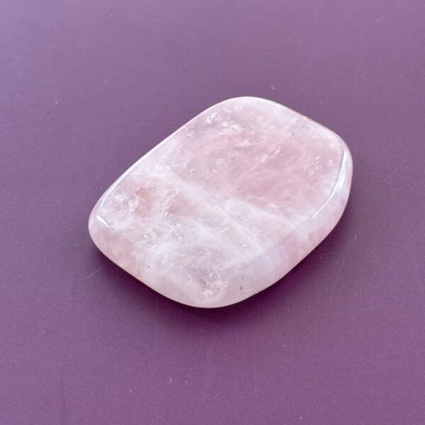 Galet plat quartz rose – pierre de poche apaisante pour amour, douceur et équilibre émotionnel