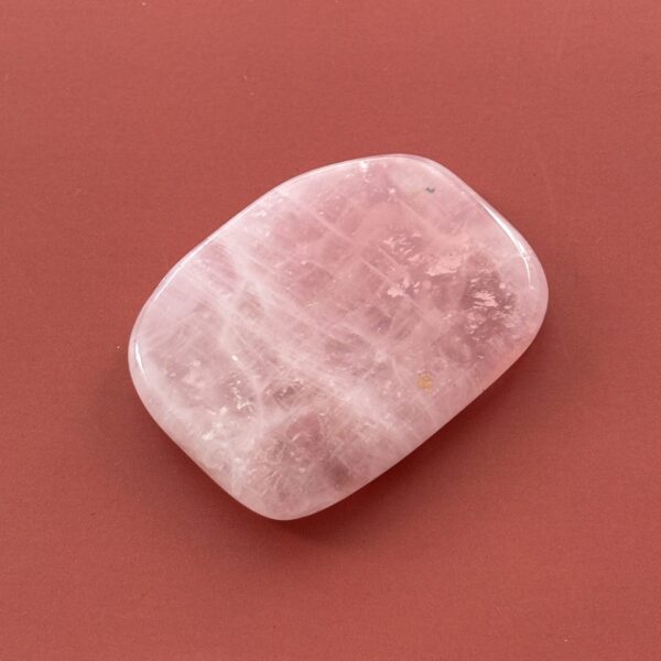 Quartz rose galet plat – pierre naturelle de tendresse et sérénité pour méditation et bien-être