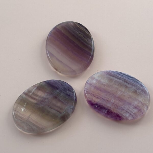 Fluorite galet plat – pierre d’harmonisation et de protection en lithothérapie, idéale pour l’équilibre émotionnel