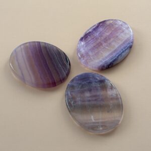 Galet fluorite naturelle – pierre de poche apaisante pour concentration, clarté mentale et méditation