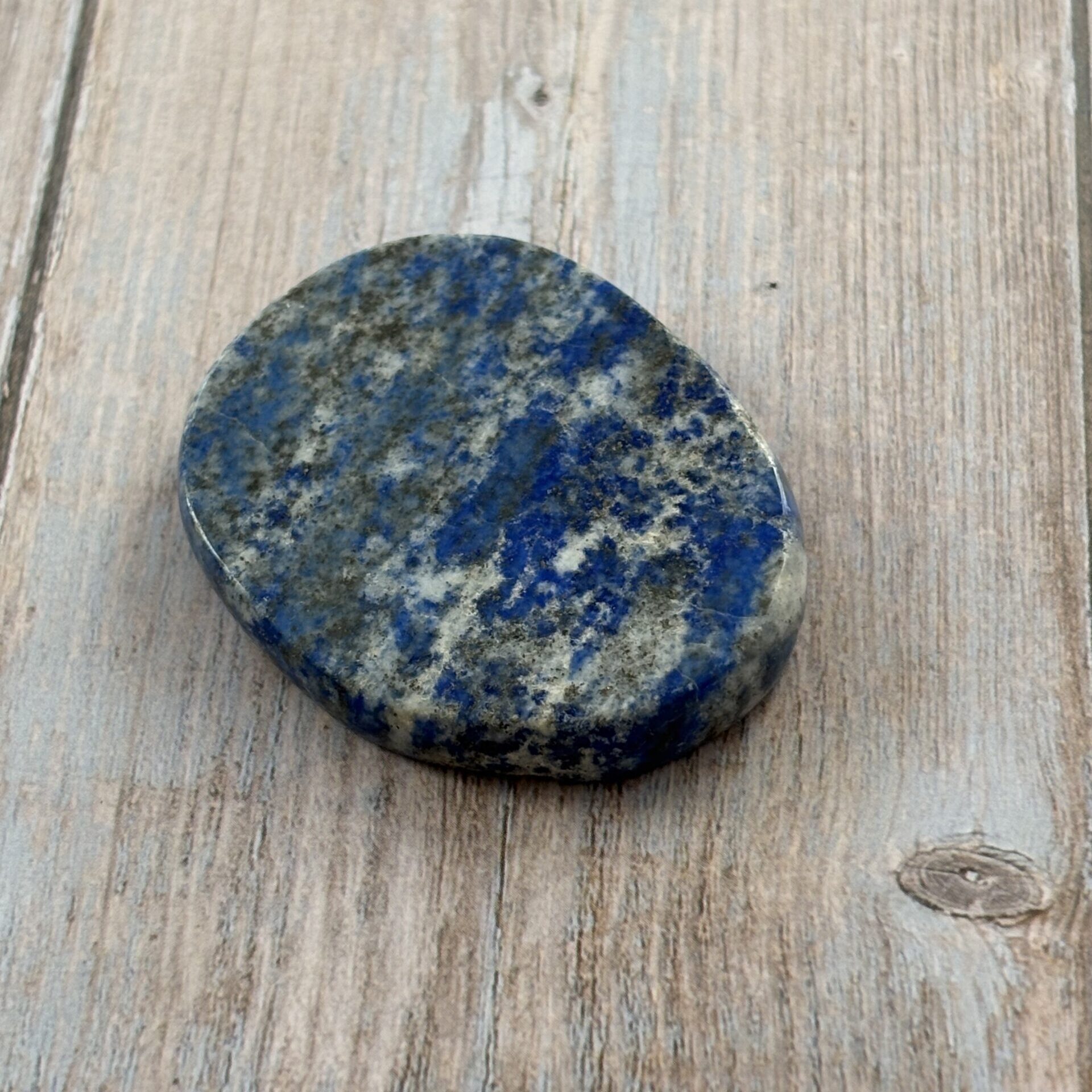 Lapis lazuli galet plat – pierre bleue spirituelle pour méditation, apaisement et ouverture du troisième œil