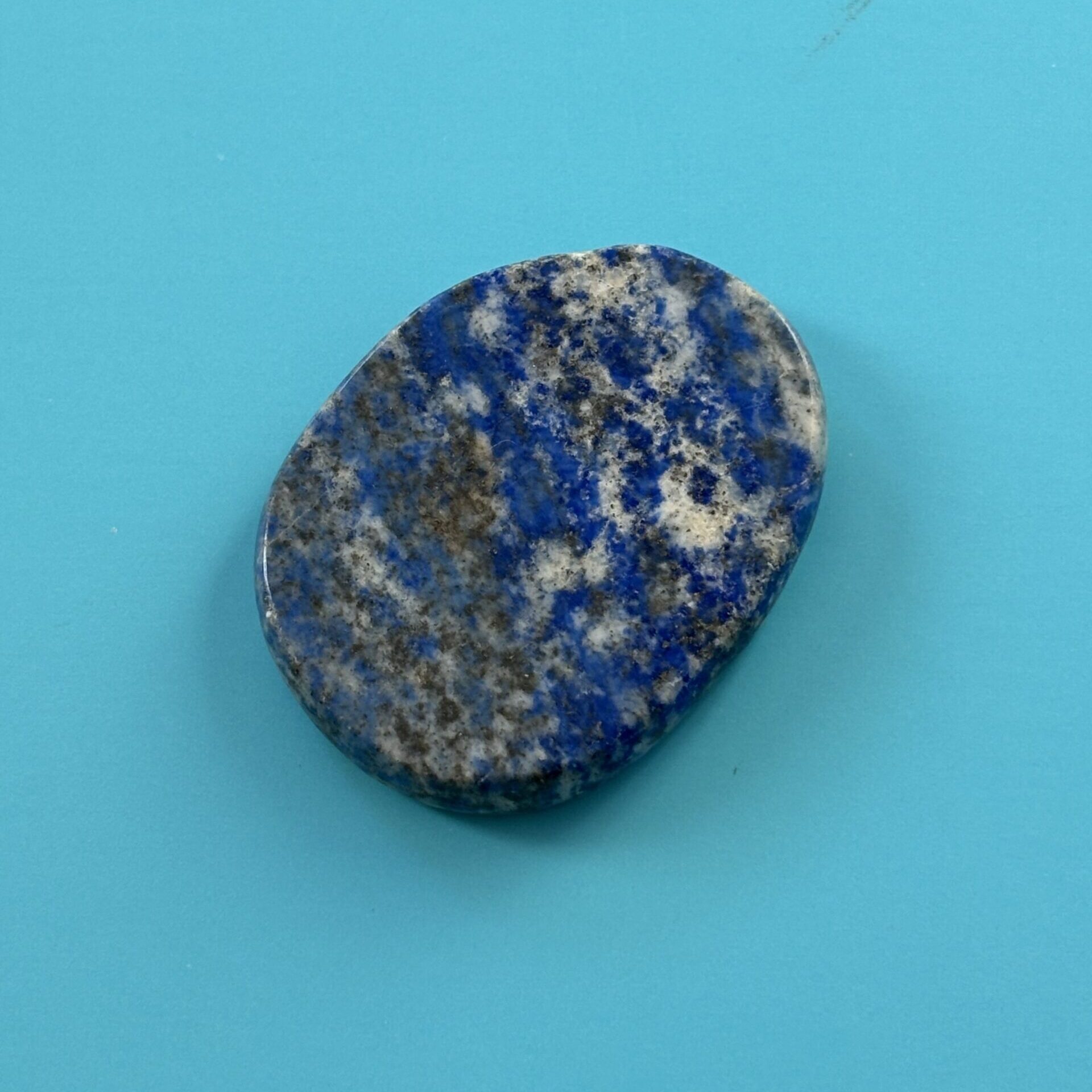 Galet plat lapis lazuli naturel – pierre de poche pour intuition, sagesse et clarté mentale
