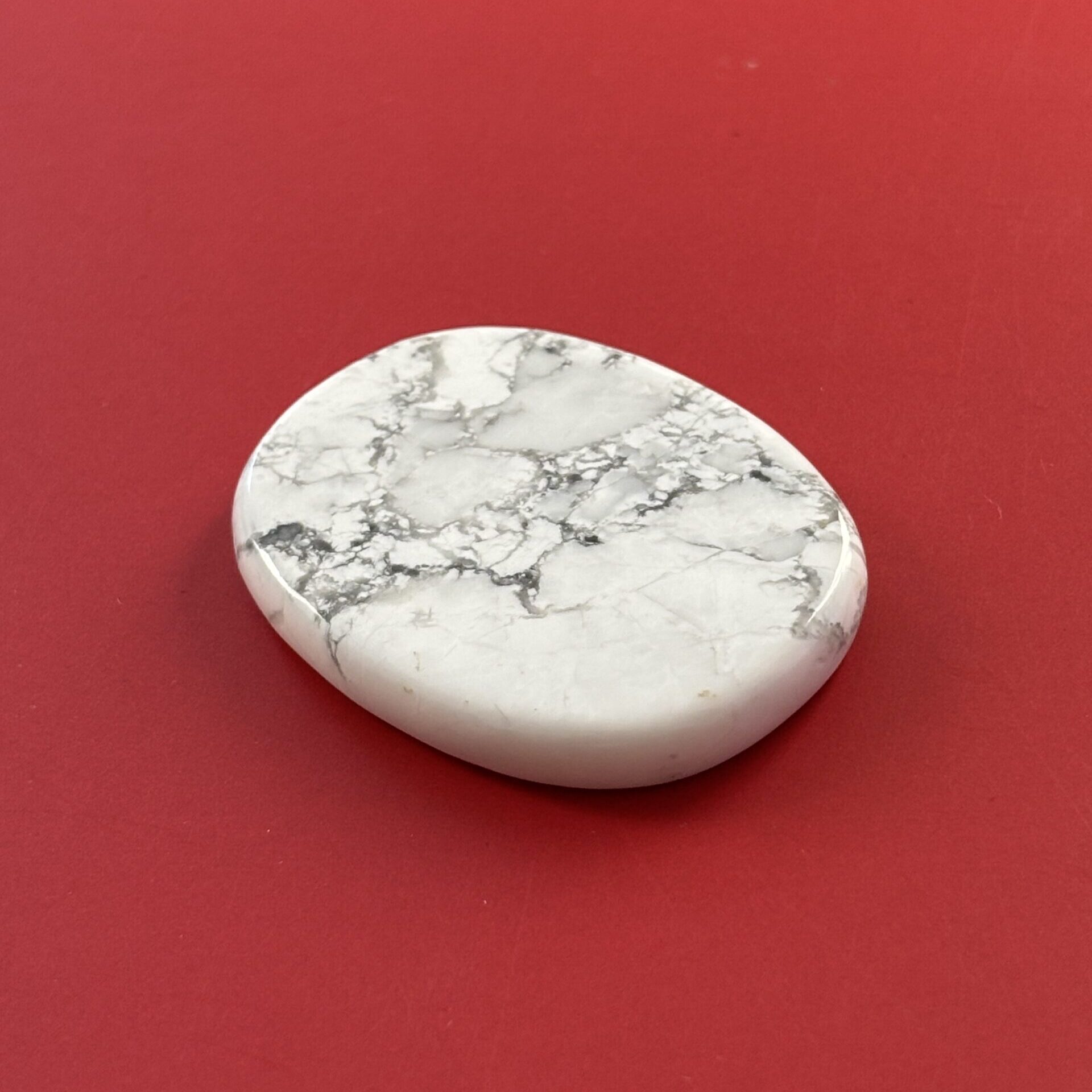 Galet plat howlite blanche – pierre de poche apaisante contre le stress et l’insomnie