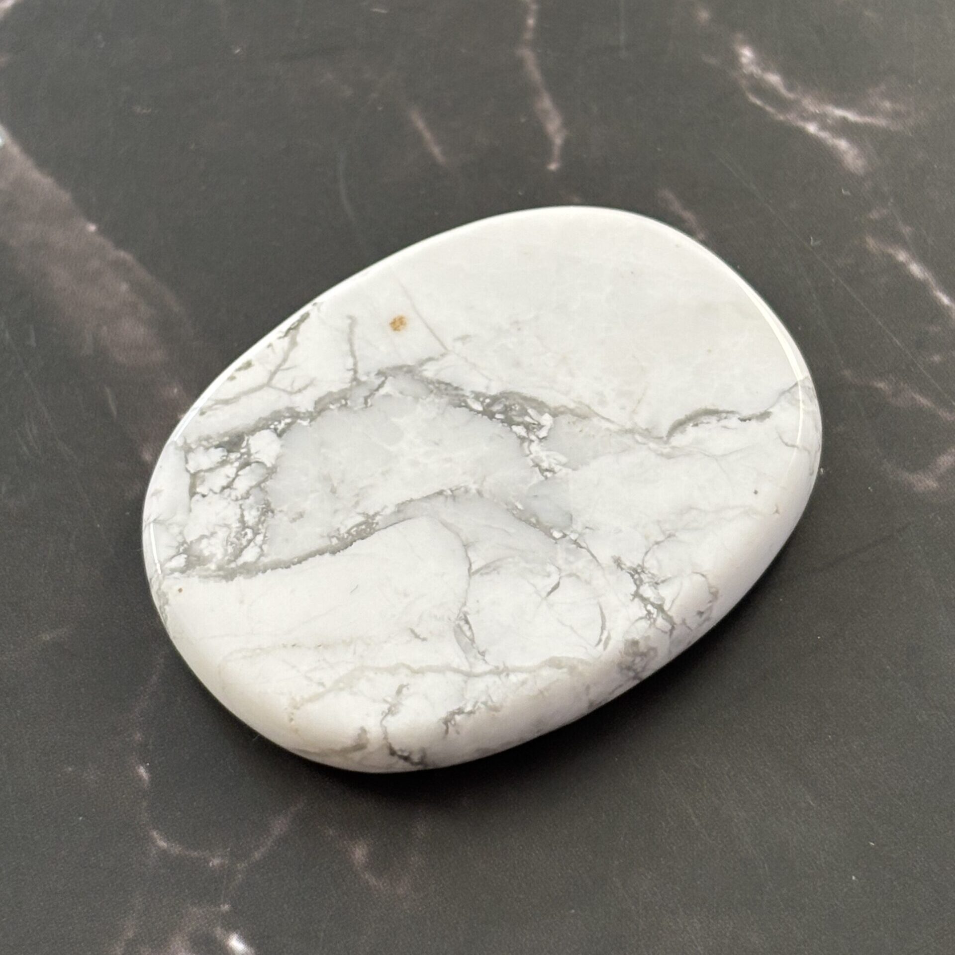 Howlite galet plat – pierre de calme et de sérénité pour méditation et équilibre émotionnel