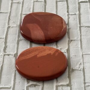 Jaspe rouge galet plat – pierre de force, confiance en soi et protection pour méditation et bien-être