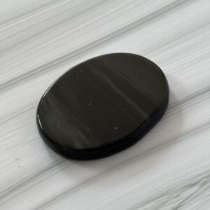 Galet plat obsidienne céleste – pierre de poche protectrice contre les énergies négatives et le mauvais œil