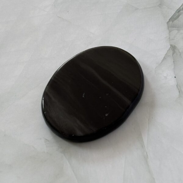 Obsidienne céleste galet plat – pierre de protection et d’introspection pour méditation et équilibre émotionnel