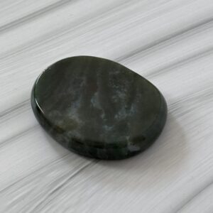 Jaspe héliotrope galet plat – pierre protectrice pour vitalité, courage et méditation lithothérapie