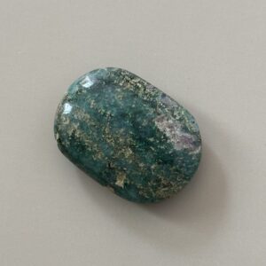 Galet plat chrysocolle naturelle – pierre de poche apaisante pour équilibre émotionnel et communication positive