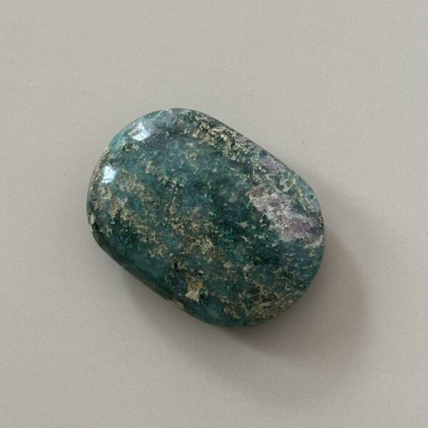 Galet plat chrysocolle naturelle – pierre de poche apaisante pour équilibre émotionnel et communication positive