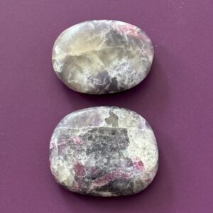 Galet plat tourmaline rose – pierre de poche apaisante pour le cœur, amour et énergie positive