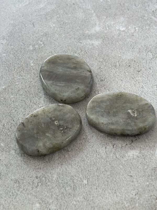"Labradorite galet de poche – pierre de méditation et bien-être pour équilibre et protection