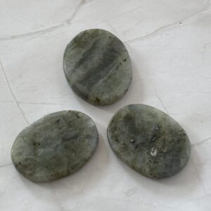 Galet plat labradorite naturelle – pierre de protection énergétique et bouclier contre les énergies négatives