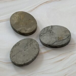 Pyrite galet plat – pierre de protection et de prospérité pour méditation et lithothérapie