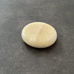 Galet plat calcite jaune – pierre de poche vitalité, énergie positive et confiance en soi