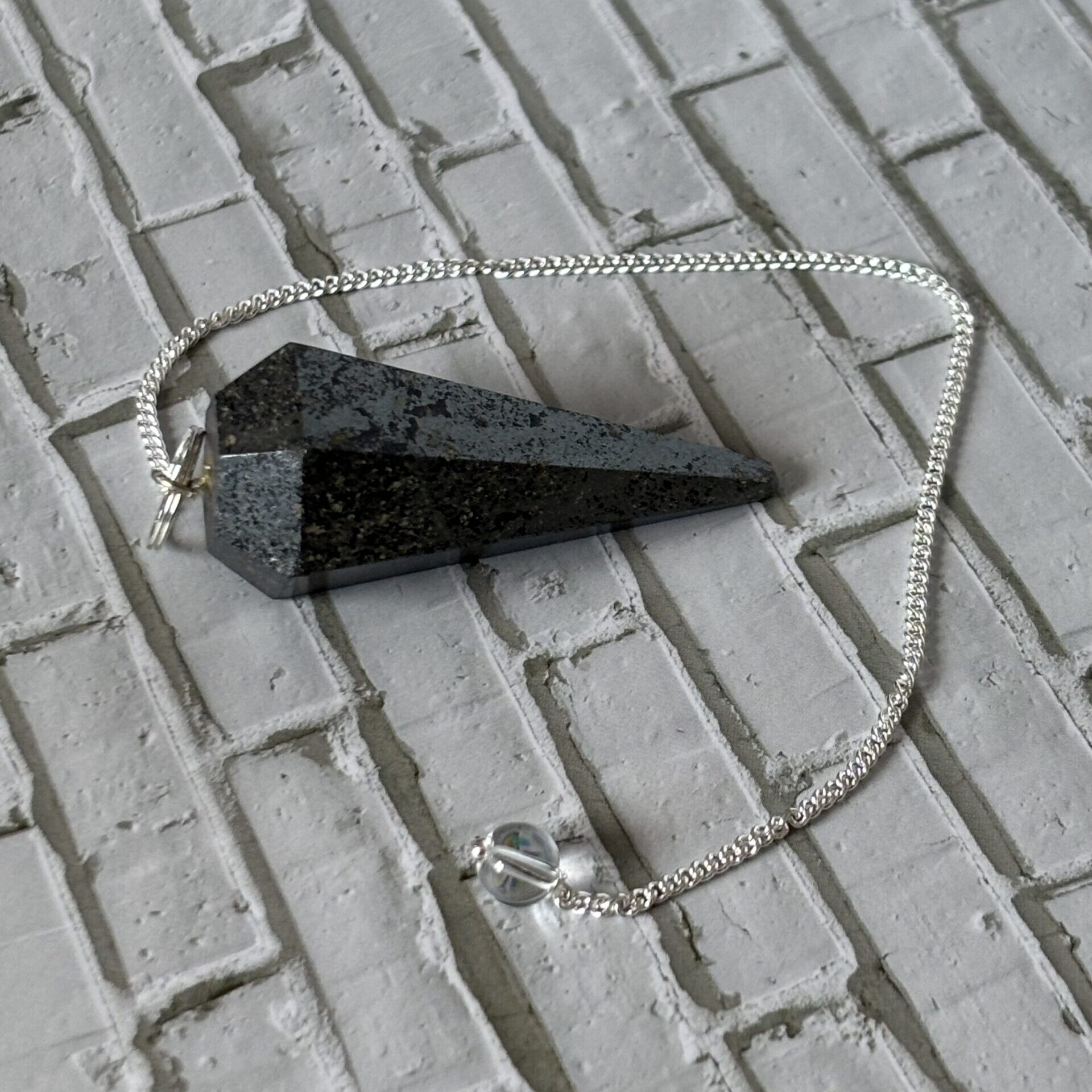 Pendule en hématite à facettes pour radiesthésie – pierre d’ancrage et d’équilibre énergétique