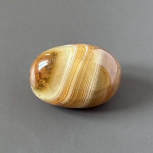 Pierre cornaline zonée en galet moyen – décoration, collection et bienfaits énergétiques