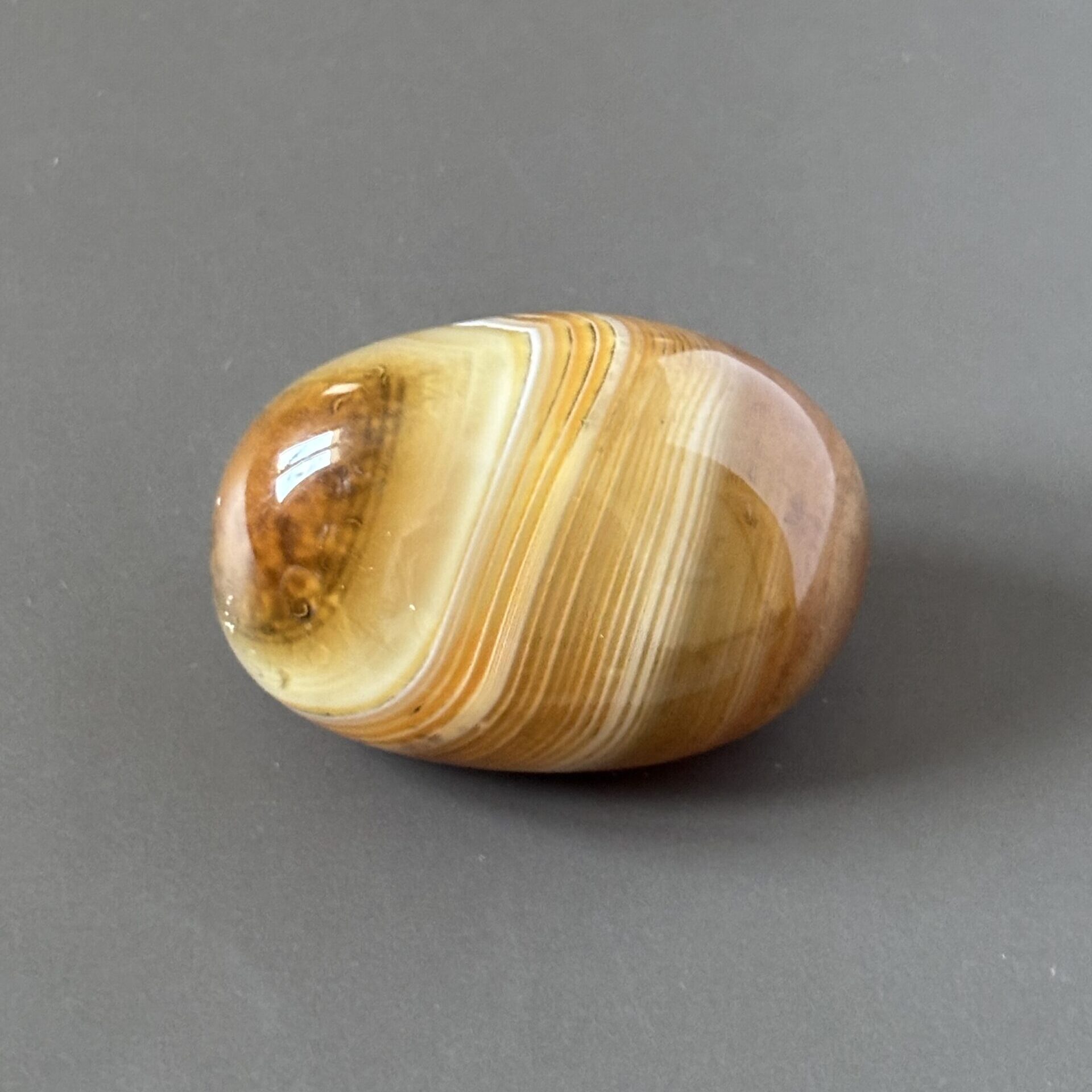 Pierre cornaline zonée en galet moyen – décoration, collection et bienfaits énergétiques