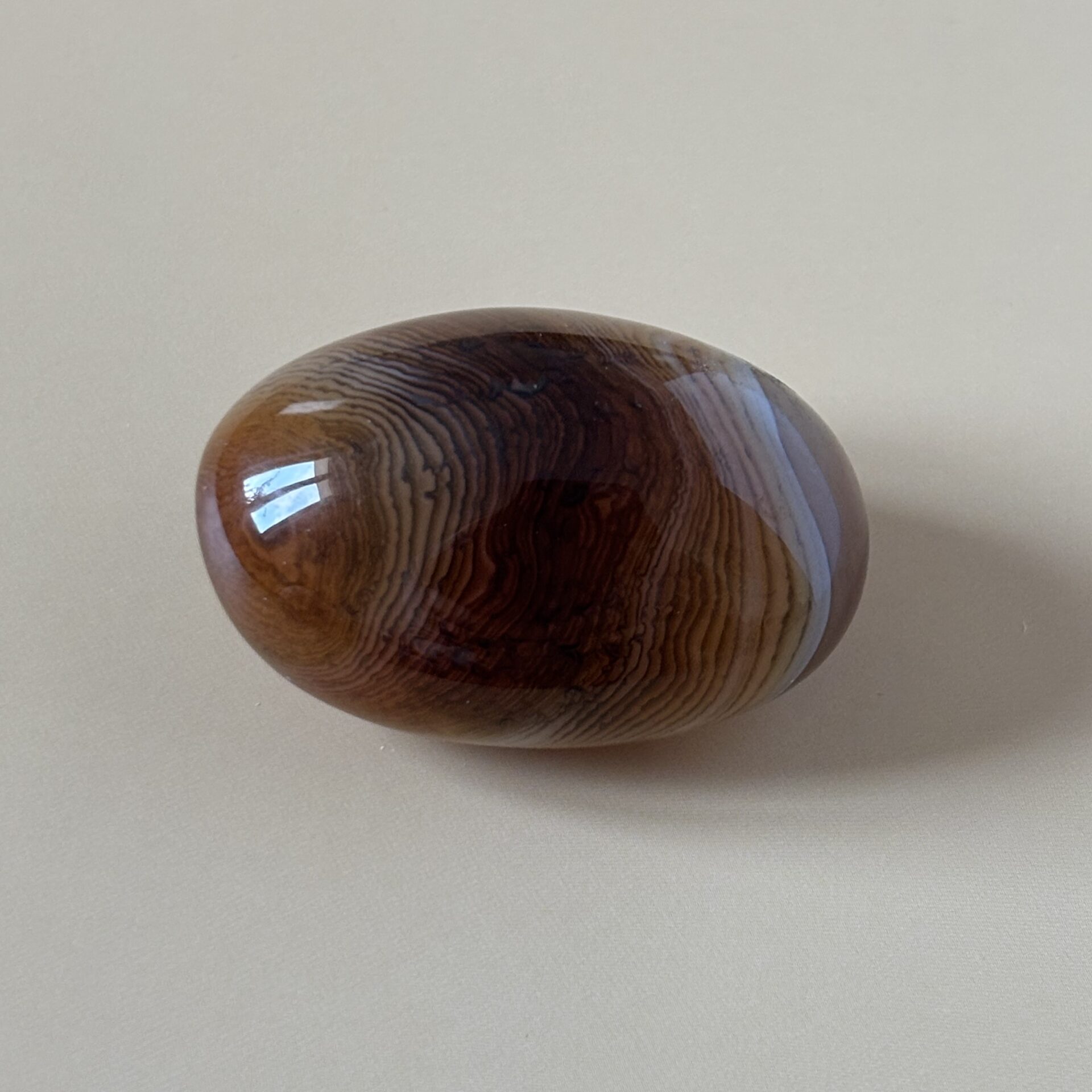 Galet moyen de cornaline zonée – énergie et vitalité, idéal pour méditation