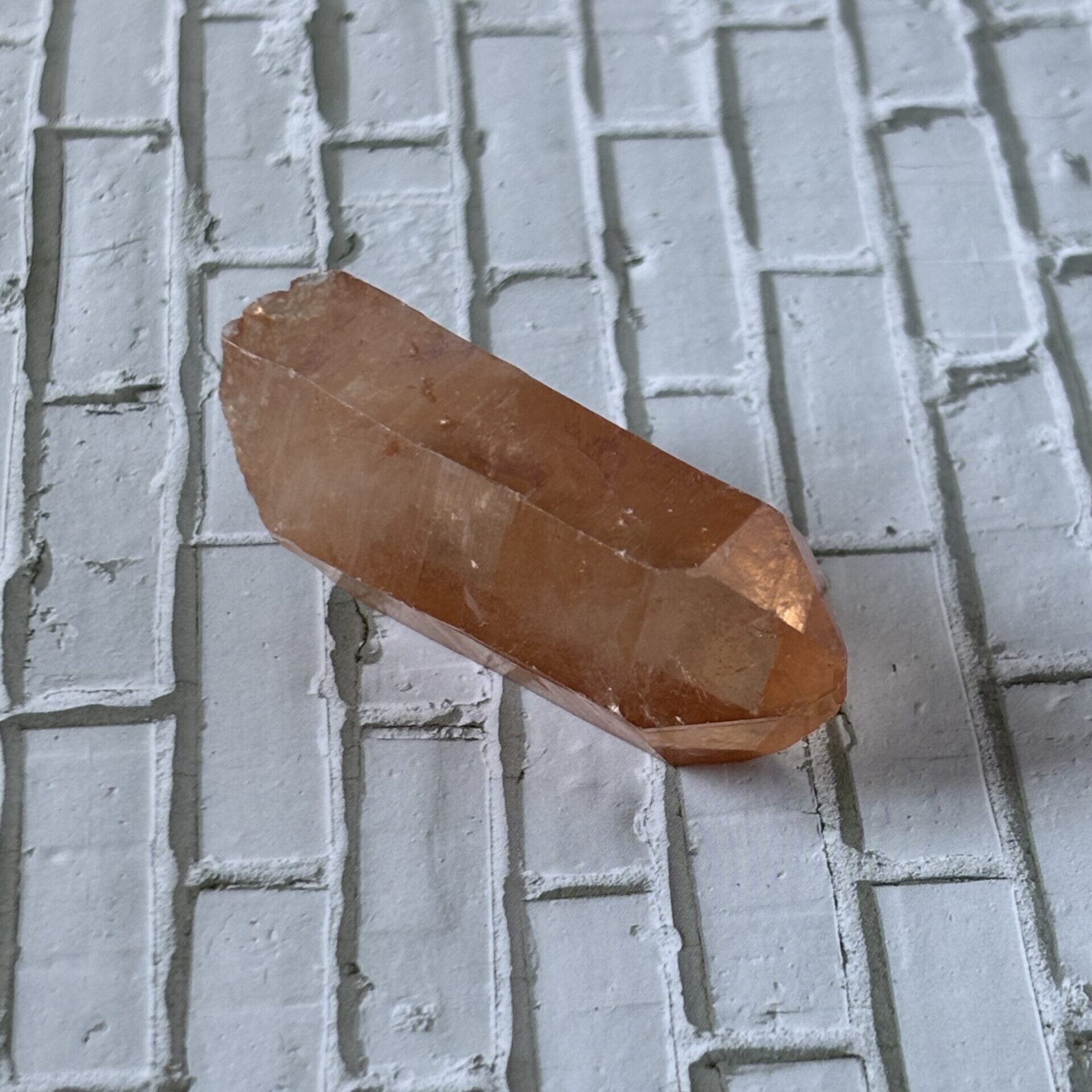 Pierre quartz hématoïde en forme de pointe – énergie, ancrage et clarté mentale