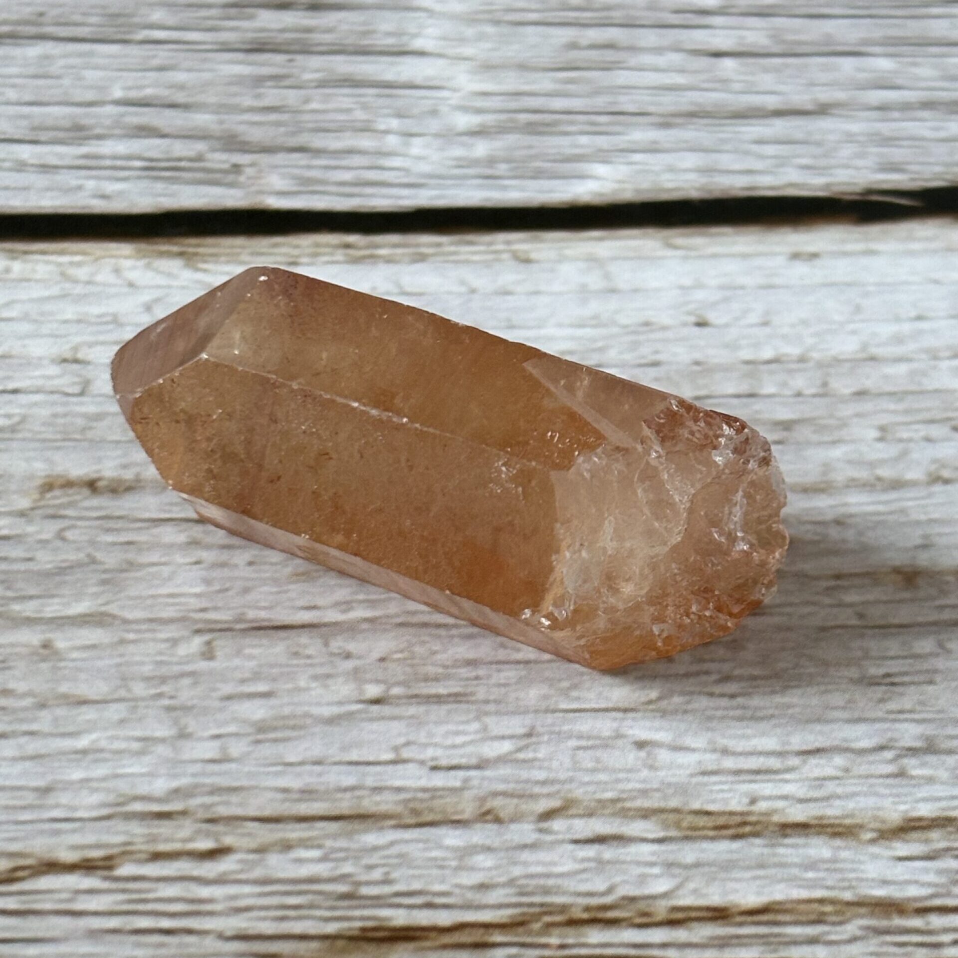 Pointe de quartz hématoïde naturelle – pierre d’ancrage et d’énergie positive