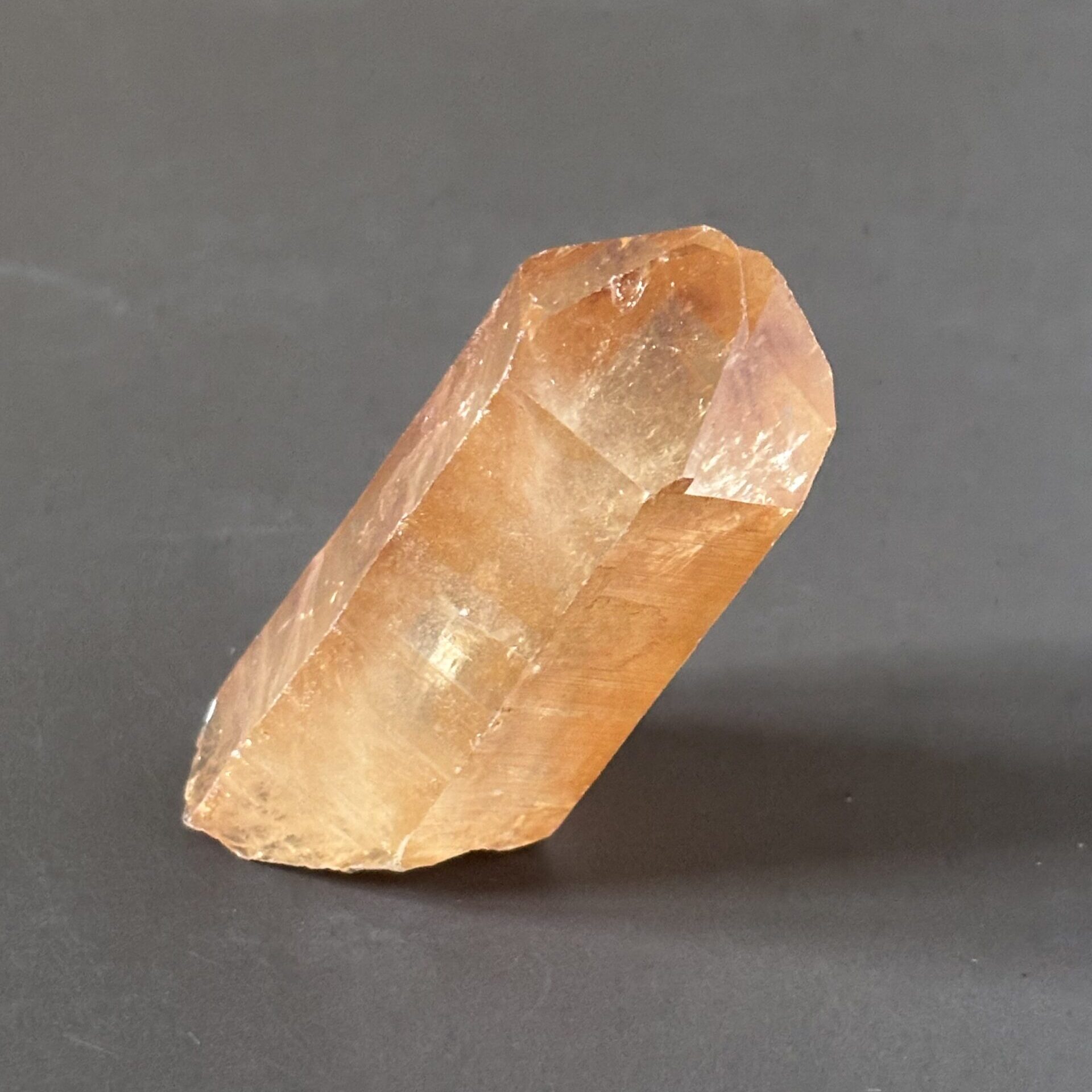Quartz hématoïde rouge en pointe – cristal stimulant la vitalité et la confiance