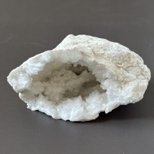 Géode de quartz naturelle blanche – pierre décorative et énergétique pour harmoniser la maison