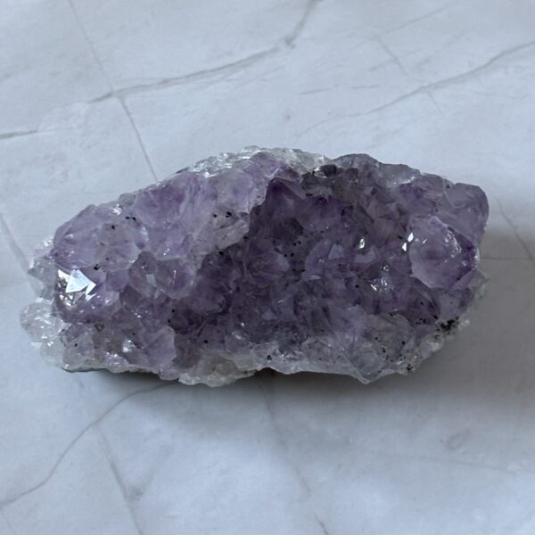 Druse d’améthyste naturelle artisanale – géode violette utilisée en lithothérapie pour apaiser l’esprit et attirer les énergies positives.