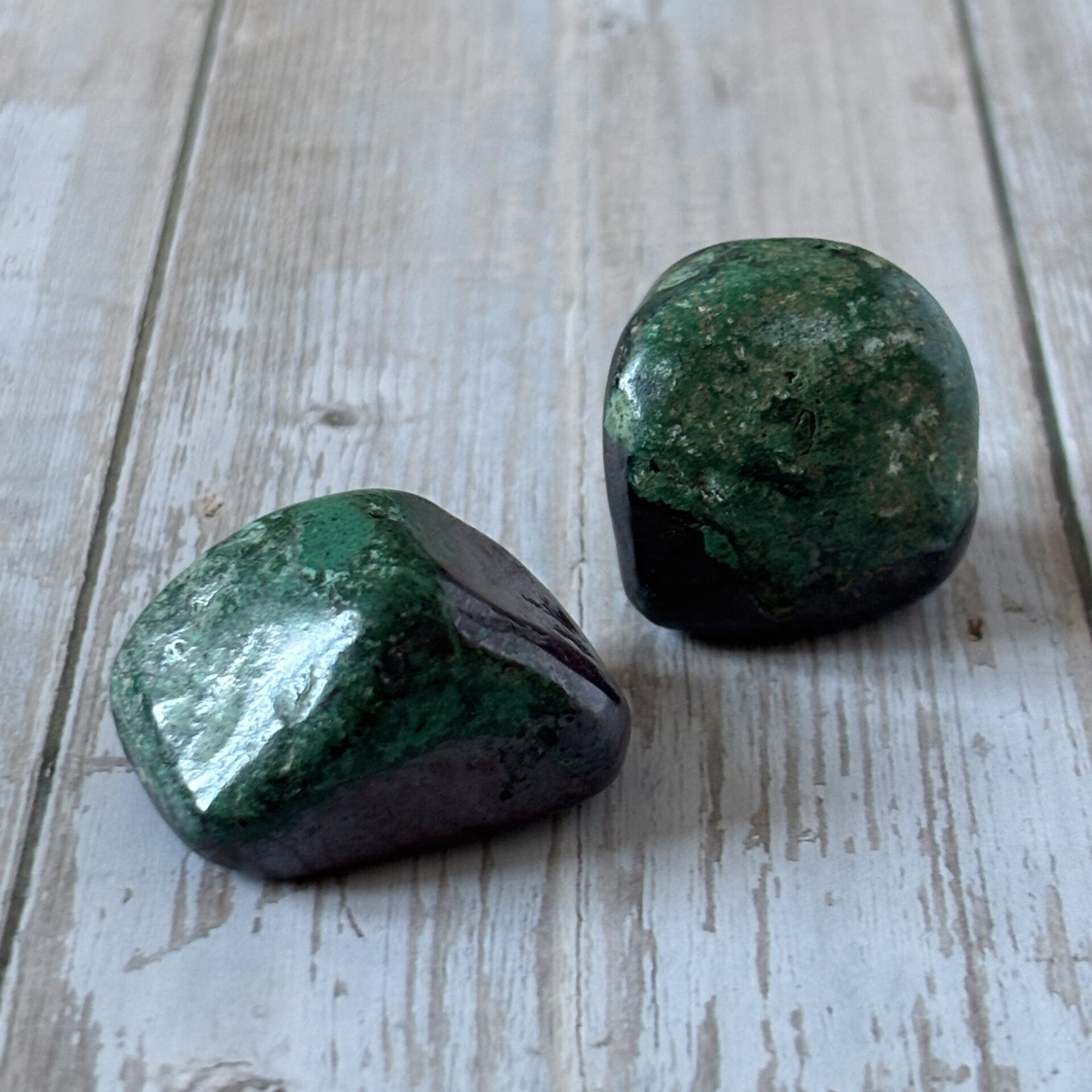 Pierre roulée en cuprite et malachite – combinaison naturelle aux énergies de vitalité et d’ancrage