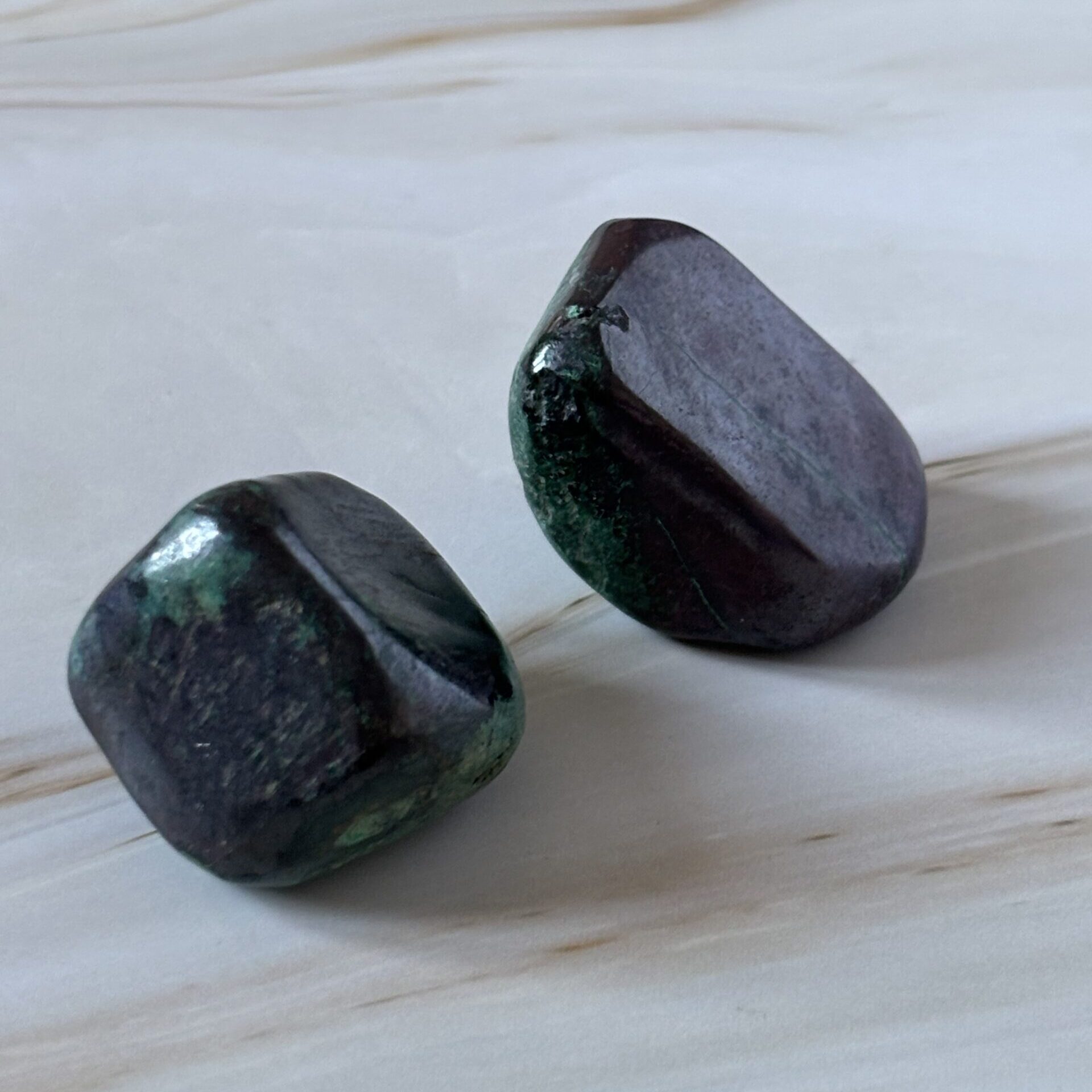 Pierre roulée cuprite malachite naturelle – minéral d’harmonie, courage et transformation