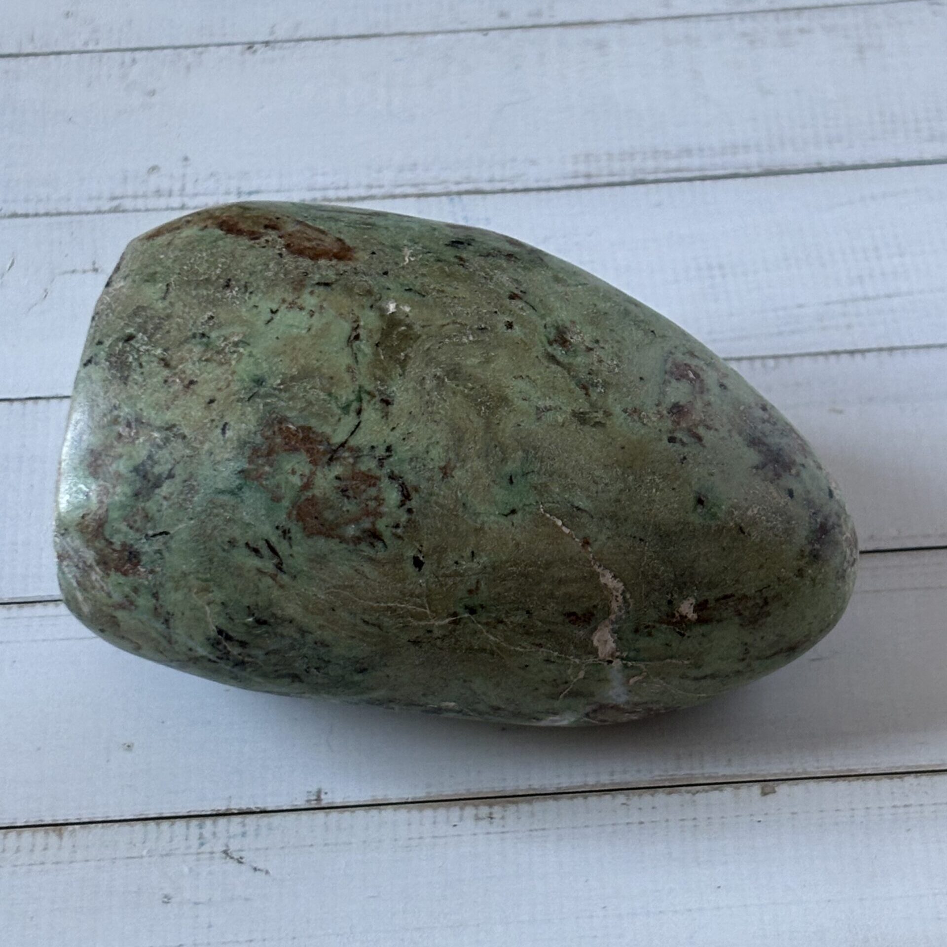Chrysoprase pierre naturelle en forme libre – pierre de renouveau et d’énergie positive