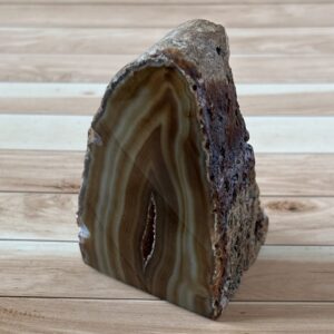 Agate pierre polie naturelle aux reflets colorés, minéral apaisant pour la sérénité et l’équilibre émotionnel