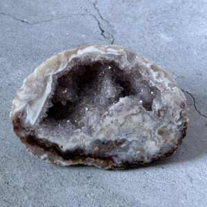 Améthyste en géode brute décorative – minéral apaisant pour la méditation et l’énergie positive