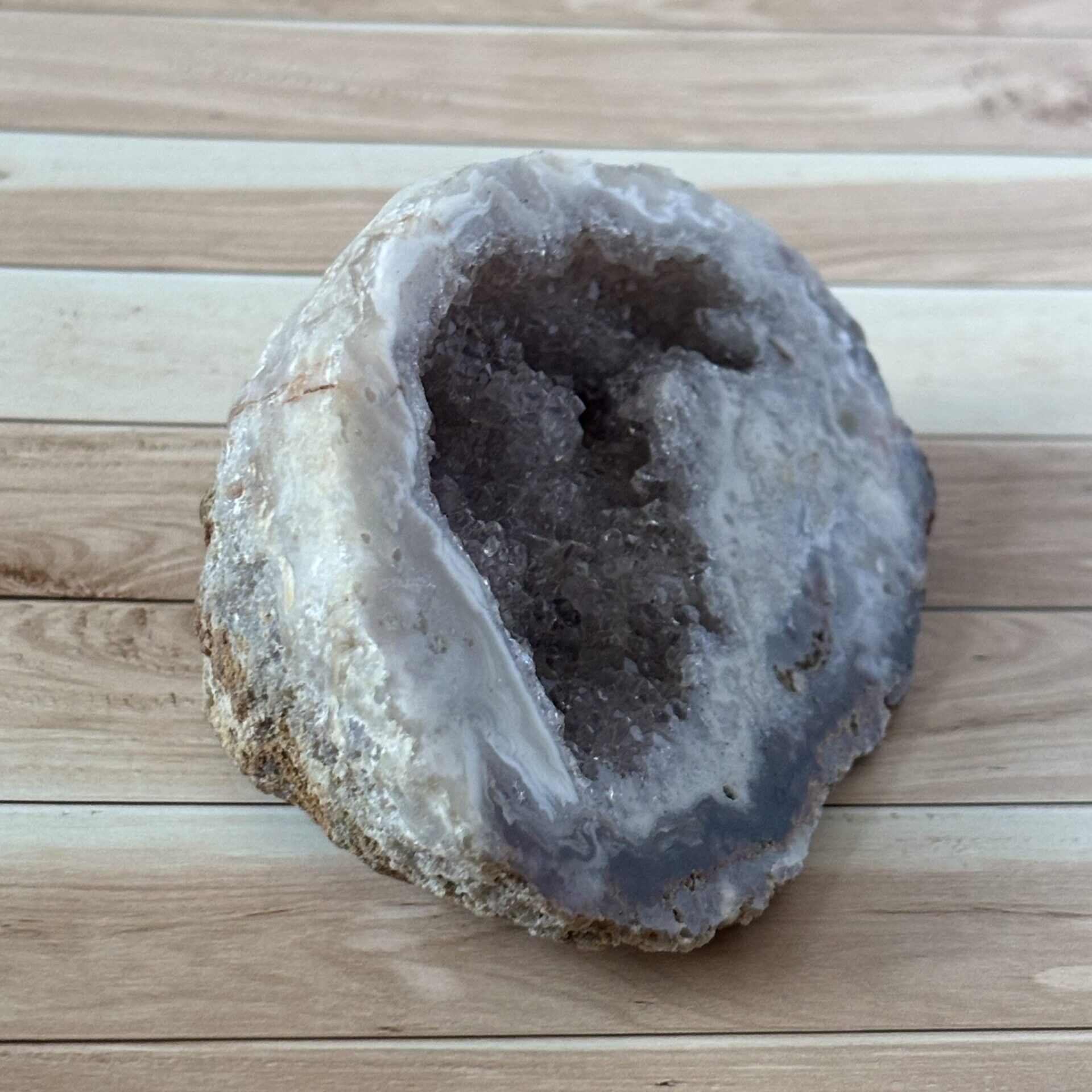 Géode d’améthyste naturelle aux cristaux violets profonds – pierre de sérénité et de purification