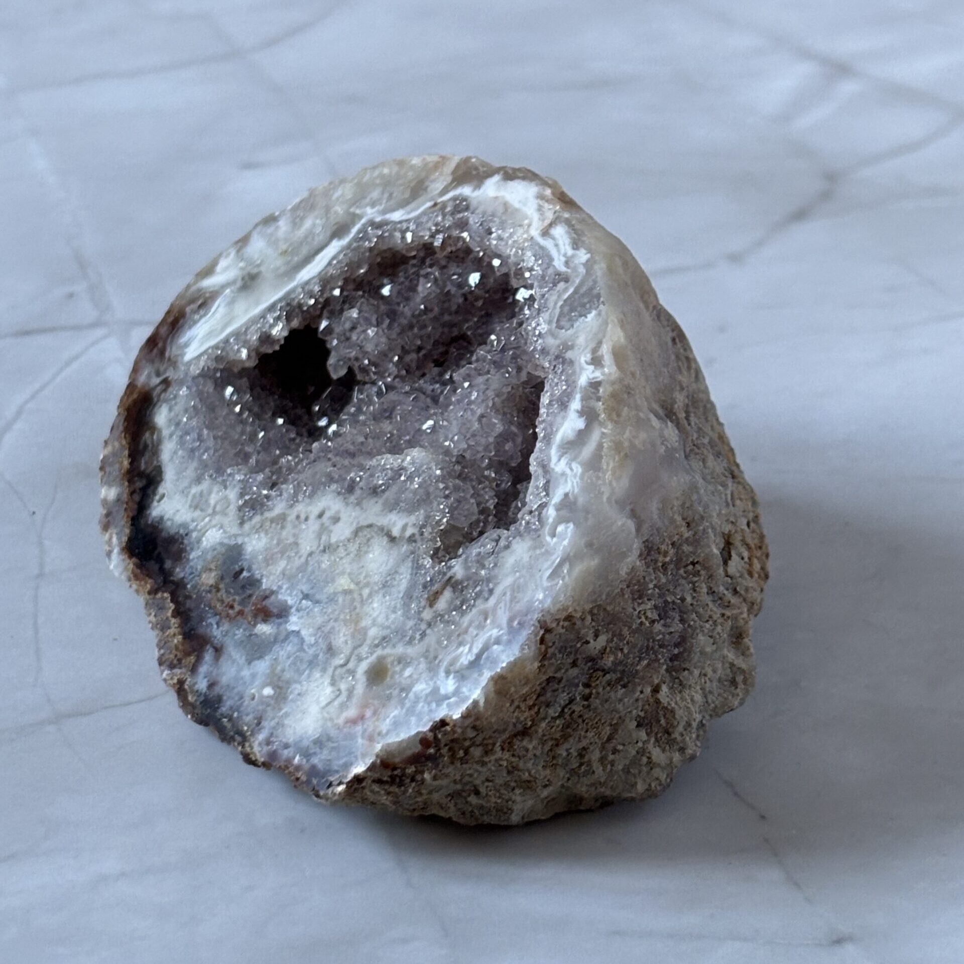 Cristaux d’améthyste en géode – pierre naturelle violette pour harmoniser les émotions et purifier l’aura