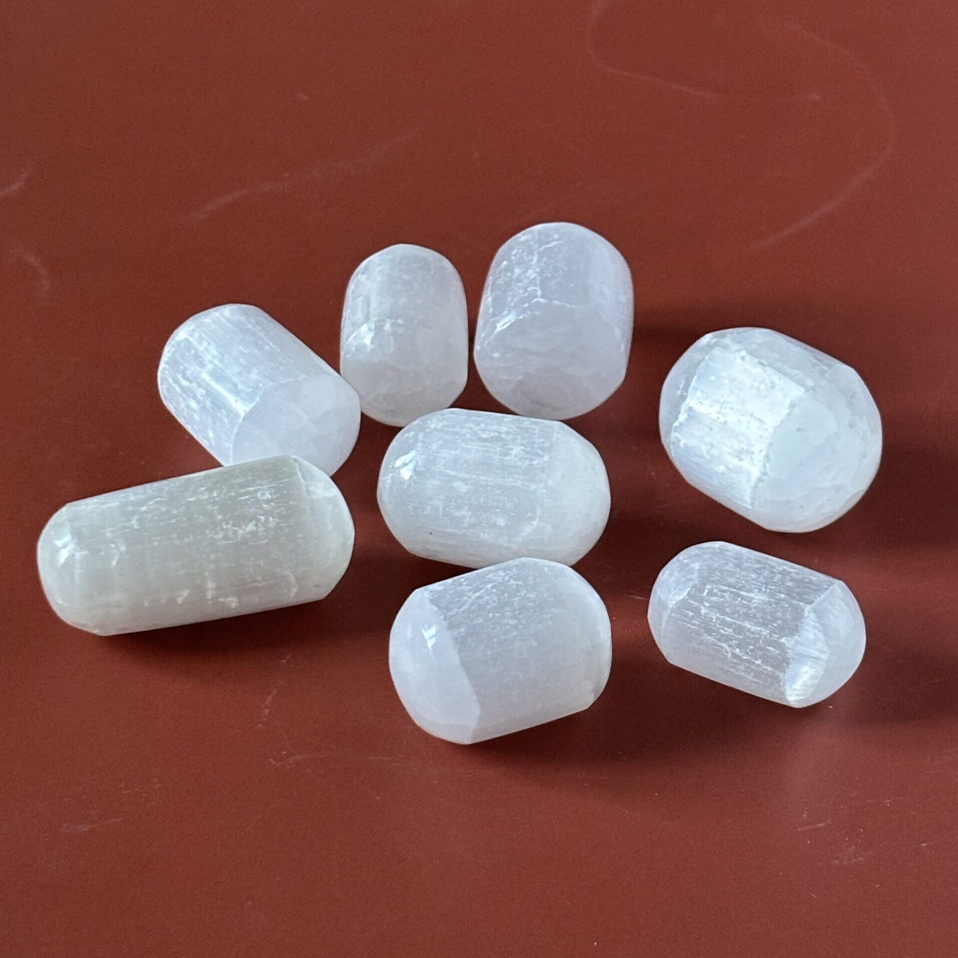 Cylindre en sélénite blanche pour purification énergétique et rechargement des pierres naturelles