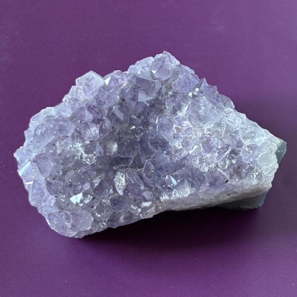 Druse d’améthyste brute – cristal de géode violet favorisant la sérénité, la protection et l’harmonie intérieure.