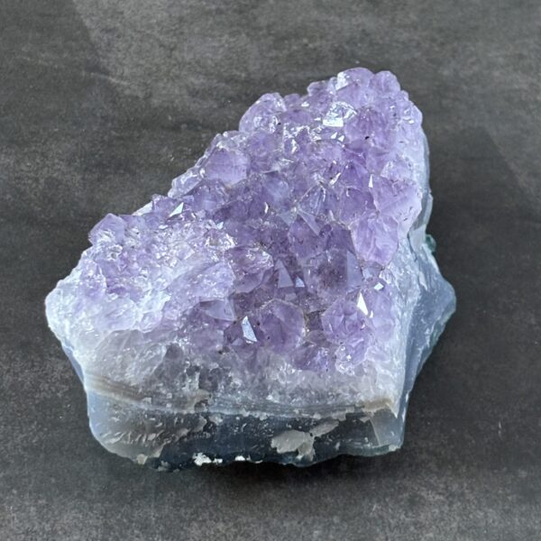 Druse d’améthyste naturelle violette – pierre de purification et d’apaisement, idéale pour la méditation et l’énergie spirituelle