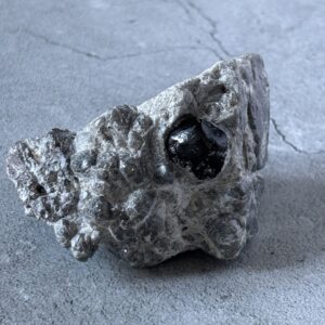 Cristal Larme d’Apache sur matrice naturelle – obsidienne noire pour protection et enracinement